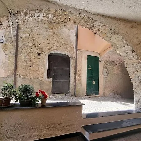 Beautifully Restored Romantic In The Centre Of Historic Apartman *