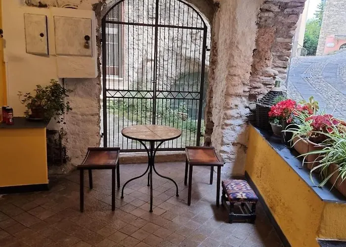 Beautifully Restored Romantic In The Centre Of Historic Apartman