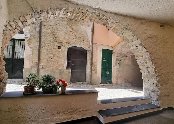 Beautifully Restored Romantic In The Centre Of Historic Apartman *