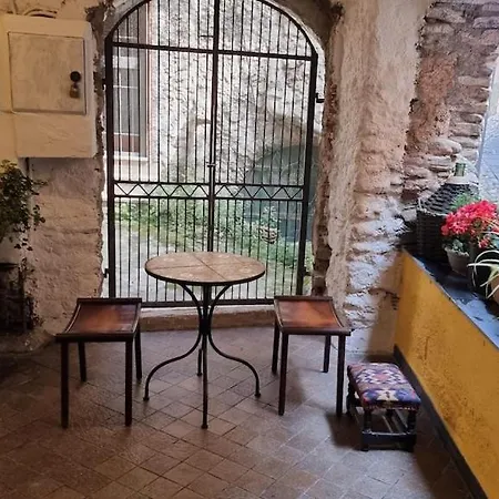 Beautifully Restored Romantic In The Centre Of Historic Apartamento