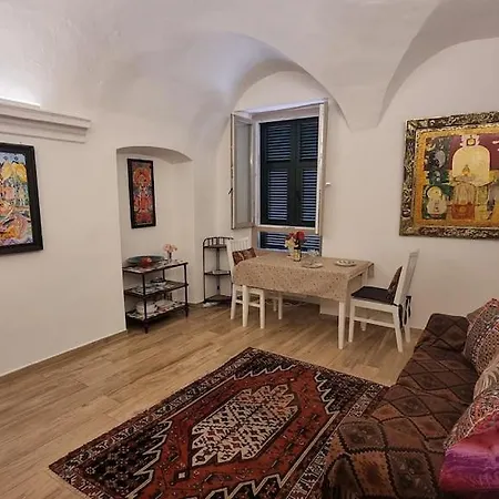 Beautifully Restored Romantic In The Centre Of Historic Apartamento